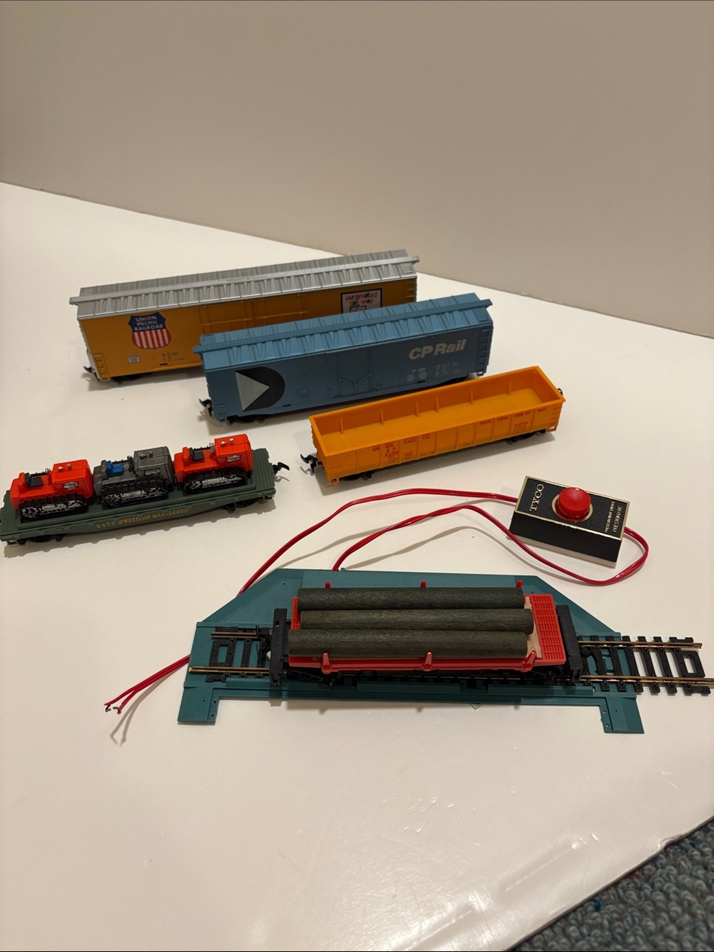 Tyco HO scale model train cars